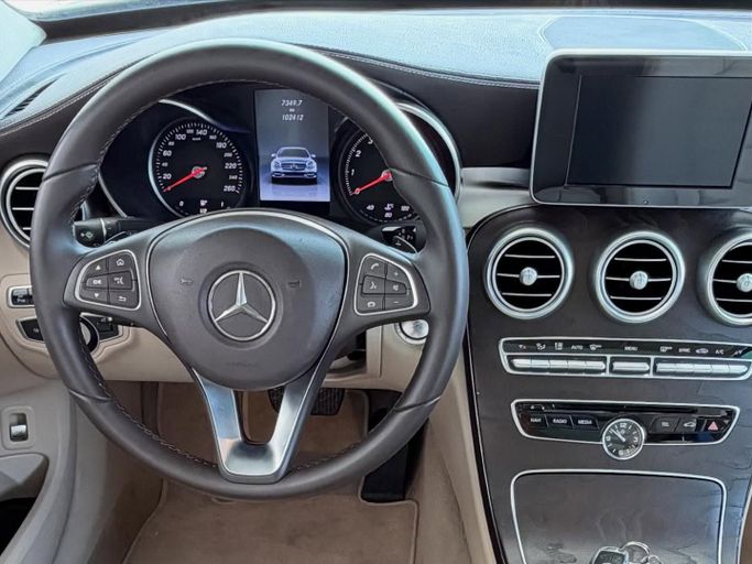 Подержанный Mercedes-Benz C-Class 200 IV (W205), 2.0 л, 2017 в Абу-Даби от Speed Car Motors Белый цвет.  | AUTO.AE