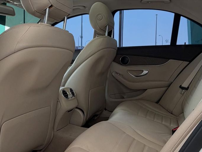 Подержанный Mercedes-Benz C-Class 200 IV (W205), 2.0 л, 2017 в Абу-Даби от Speed Car Motors Белый цвет.  | AUTO.AE