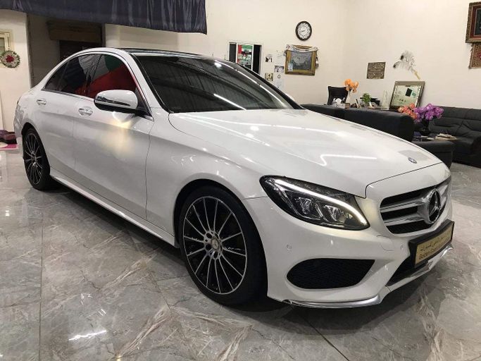 Подержанный Mercedes-Benz C-Class 200 IV (W205), 2.0 л, 2016 в Абу-Даби от Golden coast automobile showroom Белый цвет. GCC | AUTO.AE