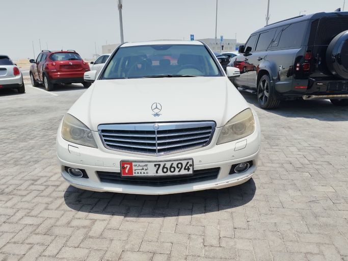 مستعملة Mercedes-Benz C-Class 200 III (W204), 1.8 l, 2009 في في الإمارات, أبوظبي من The Shark Automobile Showroom، اللون أبيض. مواصفات الخليج | AUTO.AE | إعلان #278945