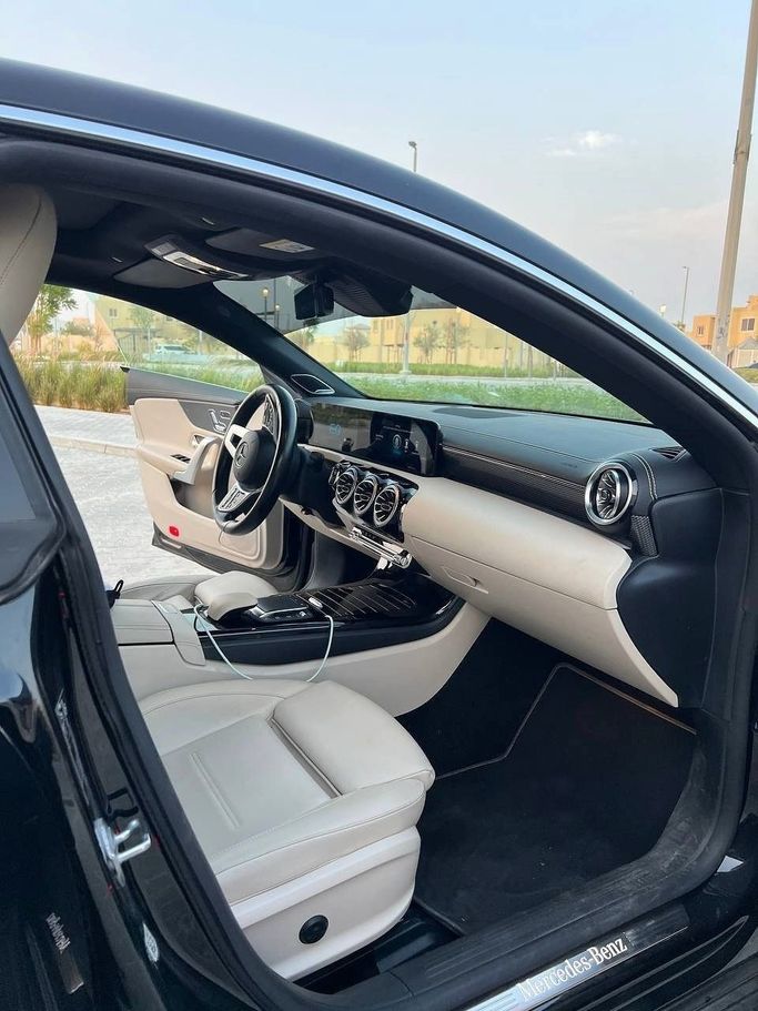 Подержанный Mercedes-Benz CLA 250 II (C118, X118), 1.3 л, 2021 в Абу-Даби Черный цвет. Европейская | AUTO.AE
