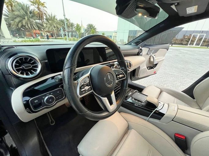 Подержанный Mercedes-Benz CLA 250 II (C118, X118), 1.3 л, 2021 в Абу-Даби Черный цвет. Европейская | AUTO.AE