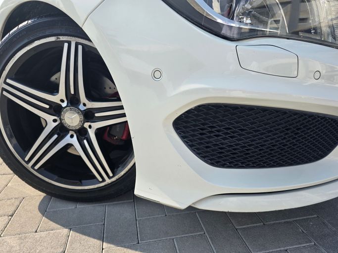 Used Mercedes-Benz CLA 180 I (C117, X117) Facelift, 1.6 l, 2016 in Abu Dhabi, White color. GCC Specs | AUTO.AE