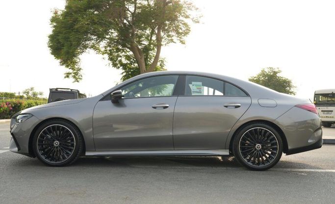 Новый Mercedes-Benz CLA 250 II (C118, X118) Рестайлинг, 2.0 л, 2025 в Абу-Даби от Advantage Motors Серый цвет. GCC | AUTO.AE
