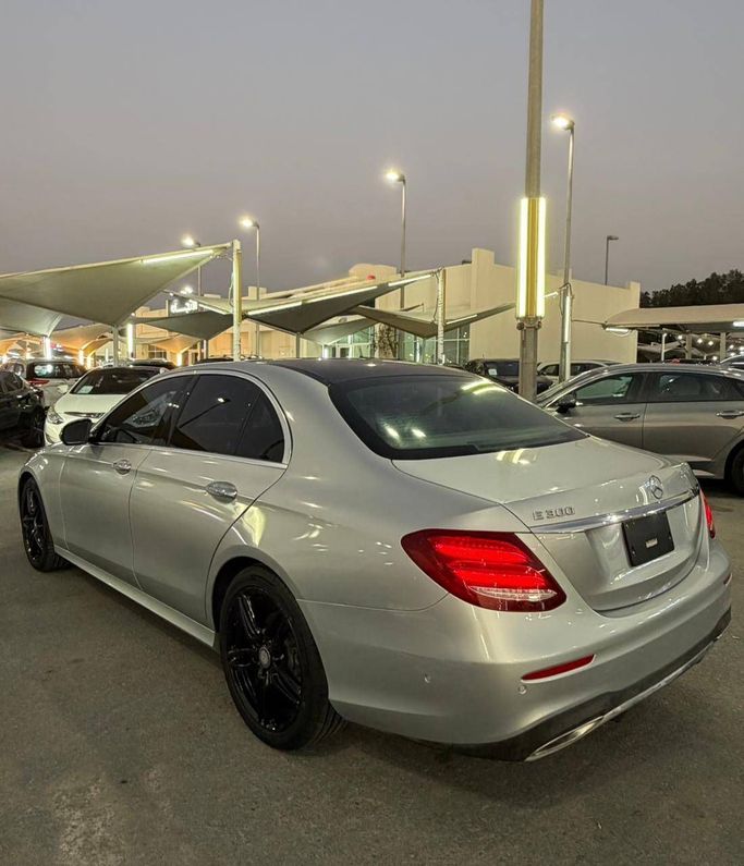 Used Mercedes-Benz E-Class 300 V (W213, S213, C238), 2.0 l, 2017 in Sharjah by Al Masah Al Malakia, Silver color. American Specs | AUTO.AE