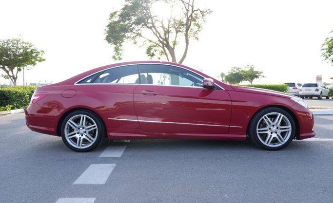 Подержанный Mercedes-Benz E-Class 350 IV (W212, S212, C207), 3.5 л, 2012 в Абу-Даби от Advantage Motors Красный цвет. GCC | AUTO.AE