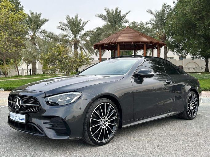 Подержанный Mercedes-Benz E-Class 200 V (W213, S213, C238) Рестайлинг, 2.0 л, 2022 в Абу-Даби от Speed Car Motors Черный цвет. GCC | AUTO.AE