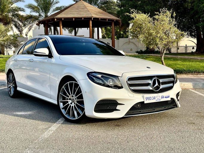 Подержанный Mercedes-Benz E-Class 300 V (W213, S213, C238), 2.0 л, 2020 в Абу-Даби от Speed Car Motors Белый цвет. GCC | AUTO.AE