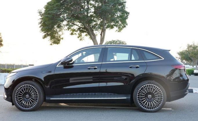 جديدة Mercedes-Benz EQC 400 ط (رقم 293), 2022 في في أبو ظبي من Advantage Motors، اللون أسود. مواصفات الخليج | AUTO.AE