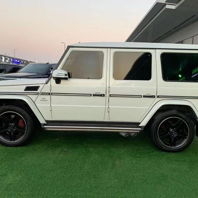 Подержанный Mercedes-Benz G-Class AMG 63 AMG I (W463) Рестайлинг 2, 5.5 л, 2015 в Абу-Даби от Al Fajr Automobile showroom Белый цвет. GCC | AUTO.AE