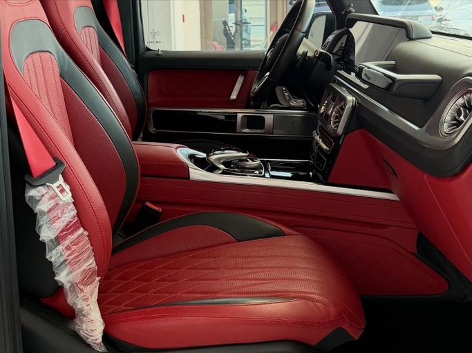 Подержанный Mercedes-Benz G-Class 500 III (W463), 4.0 л, 2022 в Абу-Даби от Speed Car Motors Черный цвет. GCC | AUTO.AE