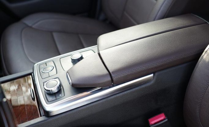 Подержанный Mercedes-Benz GL-Class 550 II (X166), 4.7 л, 2015 в Абу-Даби от Advantage Motors Белый цвет. GCC | AUTO.AE