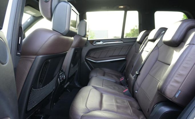 Подержанный Mercedes-Benz GL-Class 550 II (X166), 4.7 л, 2015 в Абу-Даби от Advantage Motors Белый цвет. GCC | AUTO.AE