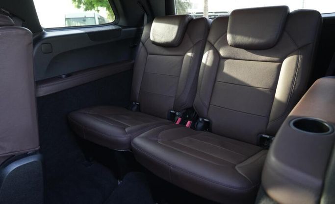 Подержанный Mercedes-Benz GL-Class 550 II (X166), 4.7 л, 2015 в Абу-Даби от Advantage Motors Белый цвет. GCC | AUTO.AE