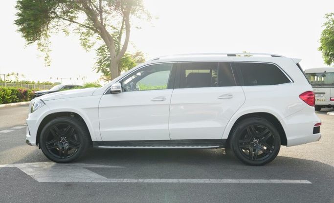 Подержанный Mercedes-Benz GL-Class 550 II (X166), 4.7 л, 2015 в Абу-Даби от Advantage Motors Белый цвет. GCC | AUTO.AE