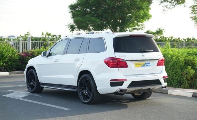 Подержанный Mercedes-Benz GL-Class 550 II (X166), 4.7 л, 2015 в Абу-Даби от Advantage Motors Белый цвет. GCC | AUTO.AE