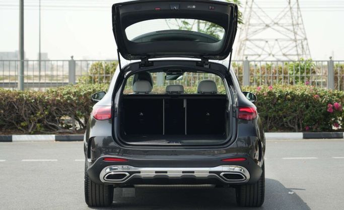 Подержанный Mercedes-Benz GLC 200 II (X254), 2.0 л, 2024 в Абу-Даби от Advantage Motors Черный цвет. GCC | AUTO.AE