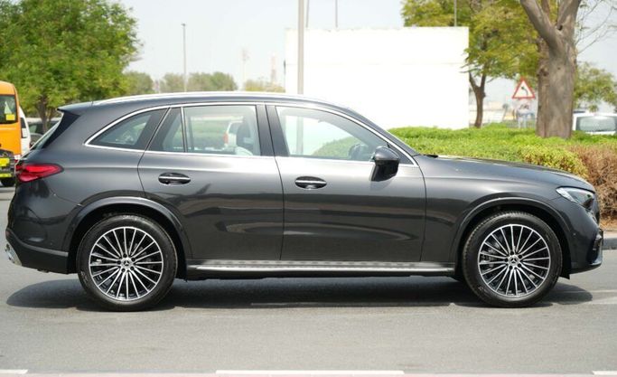 Подержанный Mercedes-Benz GLC 200 II (X254), 2.0 л, 2024 в Абу-Даби от Advantage Motors Черный цвет. GCC | AUTO.AE