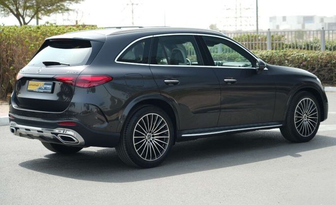 Подержанный Mercedes-Benz GLC 200 II (X254), 2.0 л, 2024 в Абу-Даби от Advantage Motors Черный цвет. GCC | AUTO.AE