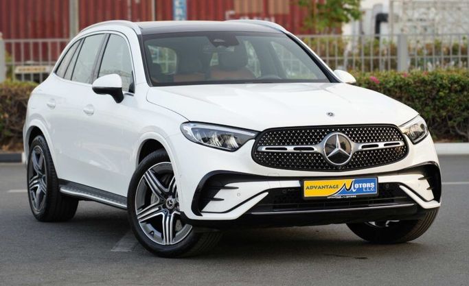 Подержанный Mercedes-Benz GLC 200 II (X254), 2.0 л, 2024 в Абу-Даби от Advantage Motors Белый цвет. GCC | AUTO.AE