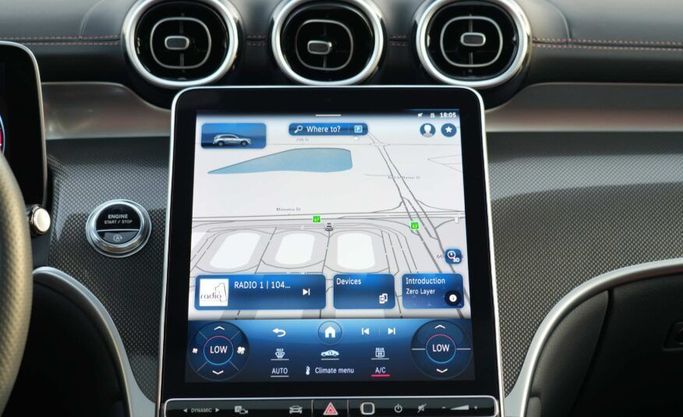 Подержанный Mercedes-Benz GLC 200 II (X254), 2.0 л, 2024 в Абу-Даби от Advantage Motors Белый цвет. GCC | AUTO.AE