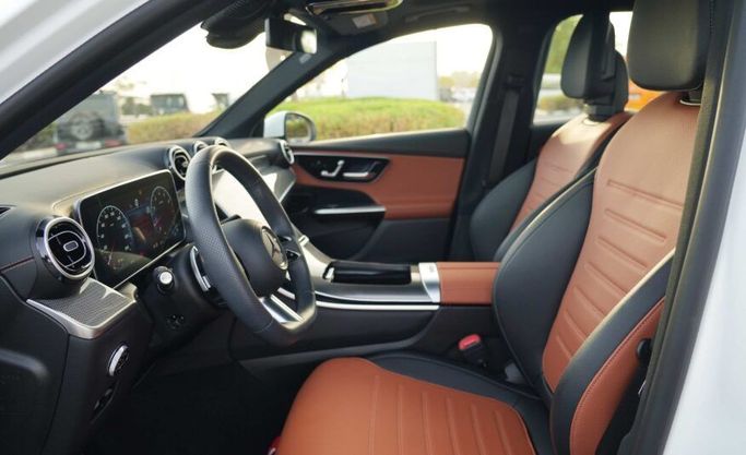 Подержанный Mercedes-Benz GLC 200 II (X254), 2.0 л, 2024 в Абу-Даби от Advantage Motors Белый цвет. GCC | AUTO.AE