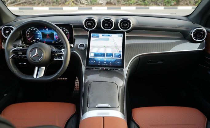 Подержанный Mercedes-Benz GLC 200 II (X254), 2.0 л, 2024 в Абу-Даби от Advantage Motors Белый цвет. GCC | AUTO.AE