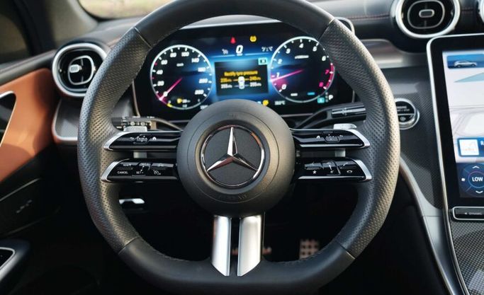 Подержанный Mercedes-Benz GLC 200 II (X254), 2.0 л, 2024 в Абу-Даби от Advantage Motors Белый цвет. GCC | AUTO.AE