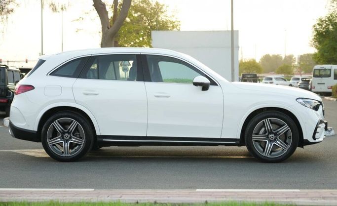 Подержанный Mercedes-Benz GLC 200 II (X254), 2.0 л, 2024 в Абу-Даби от Advantage Motors Белый цвет. GCC | AUTO.AE