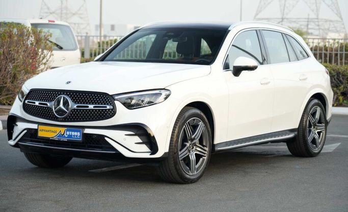 Подержанный Mercedes-Benz GLC 200 II (X254), 2.0 л, 2024 в Абу-Даби от Advantage Motors Белый цвет. GCC | AUTO.AE