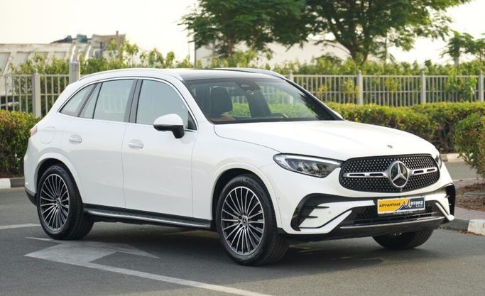 Подержанный Mercedes-Benz GLC 200 II (X254), 2.0 л, 2024 в Абу-Даби от Advantage Motors Белый цвет. GCC | AUTO.AE