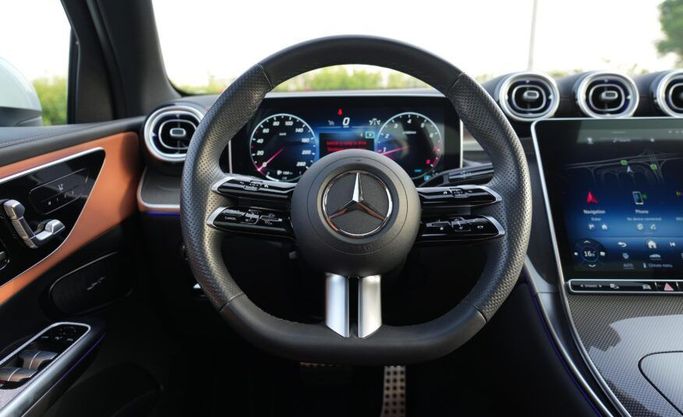 Подержанный Mercedes-Benz GLC 200 II (X254), 2.0 л, 2024 в Абу-Даби от Advantage Motors Белый цвет. GCC | AUTO.AE