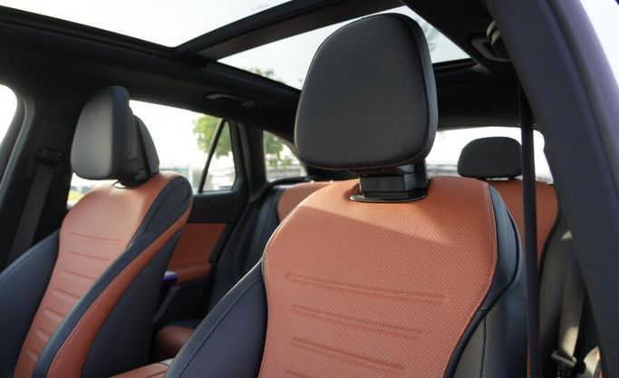 Подержанный Mercedes-Benz GLC 200 II (X254), 2.0 л, 2024 в Абу-Даби от Advantage Motors Белый цвет. GCC | AUTO.AE