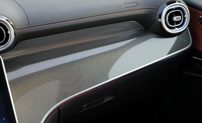 Подержанный Mercedes-Benz GLC 200 II (X254), 2.0 л, 2024 в Абу-Даби от Advantage Motors Белый цвет. GCC | AUTO.AE