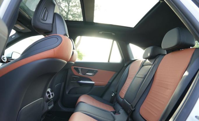 Подержанный Mercedes-Benz GLC 200 II (X254), 2.0 л, 2024 в Абу-Даби от Advantage Motors Белый цвет. GCC | AUTO.AE