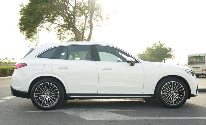 Подержанный Mercedes-Benz GLC 200 II (X254), 2.0 л, 2024 в Абу-Даби от Advantage Motors Белый цвет. GCC | AUTO.AE