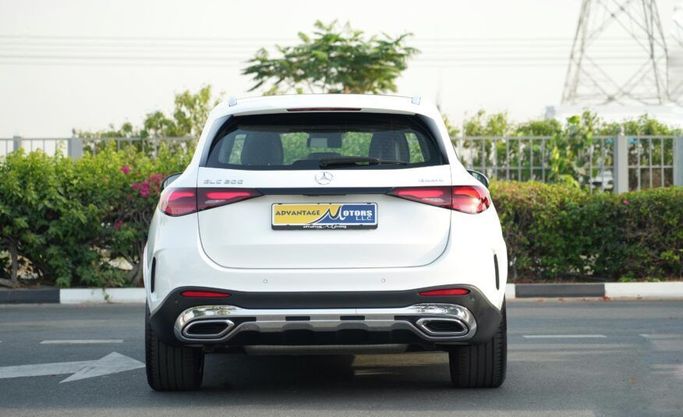 Подержанный Mercedes-Benz GLC 200 II (X254), 2.0 л, 2024 в Абу-Даби от Advantage Motors Белый цвет. GCC | AUTO.AE