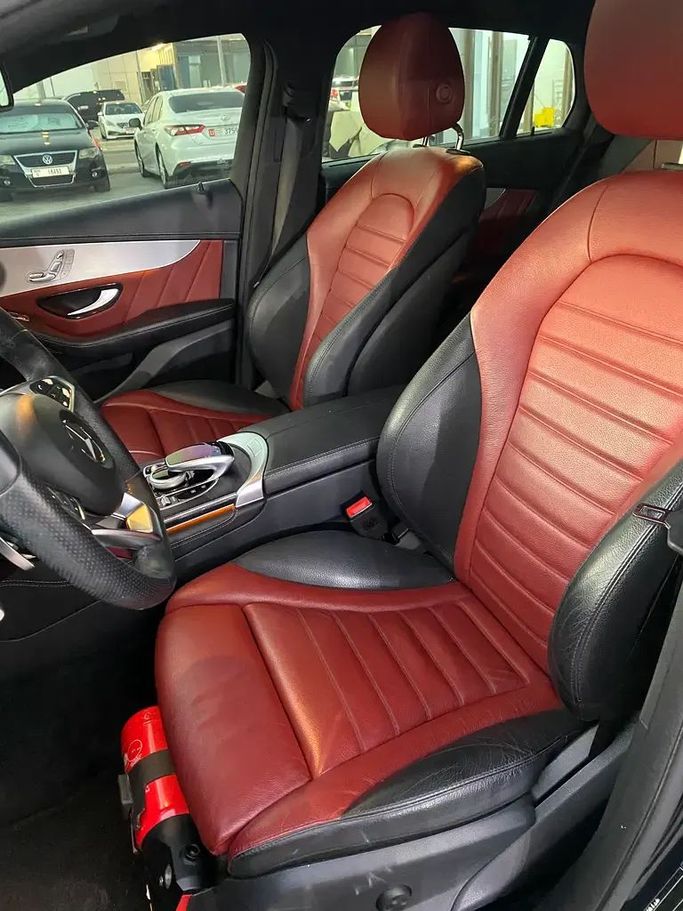 Подержанный Mercedes-Benz GLC 250 I (X253), 2.0 л, 2019 в Абу-Даби от Emco car Черный цвет. GCC | AUTO.AE