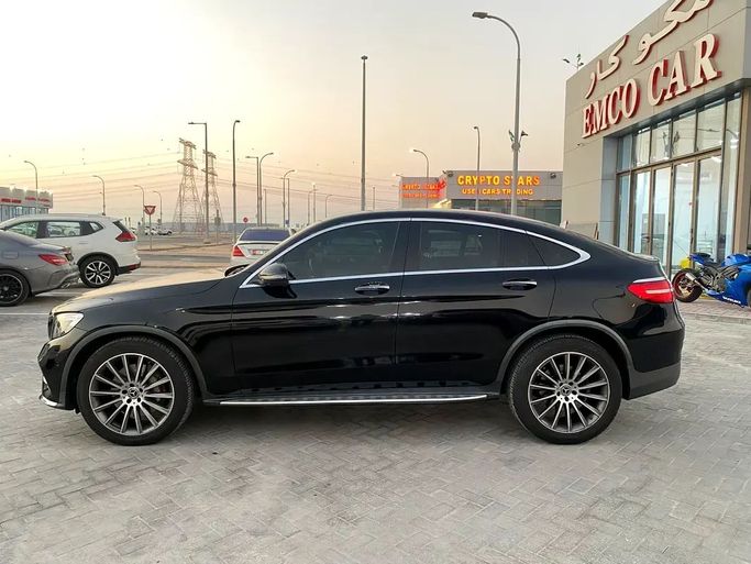 Подержанный Mercedes-Benz GLC 250 I (X253), 2.0 л, 2019 в Абу-Даби от Emco car Черный цвет. GCC | AUTO.AE
