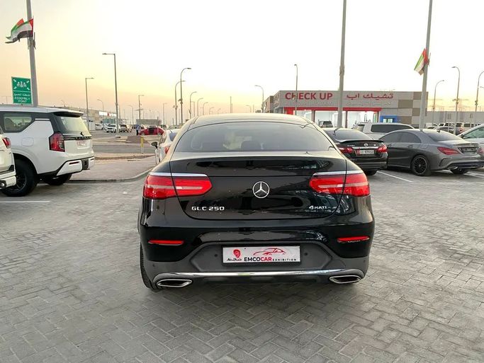 Подержанный Mercedes-Benz GLC 250 I (X253), 2.0 л, 2019 в Абу-Даби от Emco car Черный цвет. GCC | AUTO.AE