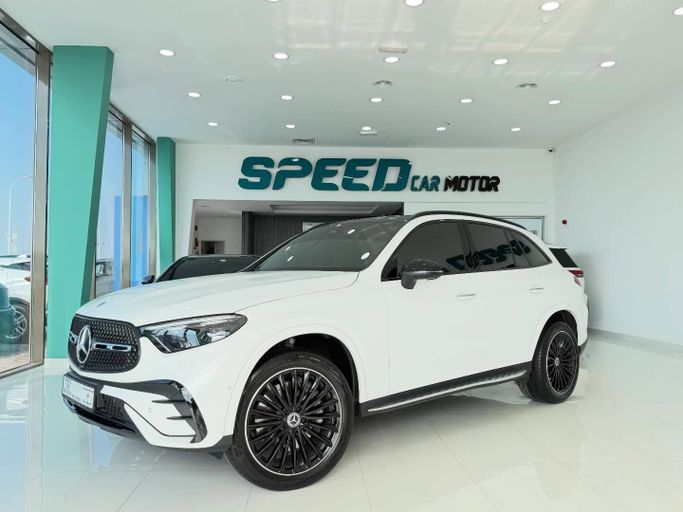 Подержанный Mercedes-Benz GLC 200 II (X254), 2.0 л, 2025 в Абу-Даби от Speed Car Motors Белый цвет.  | AUTO.AE