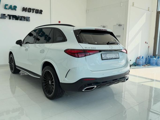 Подержанный Mercedes-Benz GLC 200 II (X254), 2.0 л, 2025 в Абу-Даби от Speed Car Motors Белый цвет.  | AUTO.AE