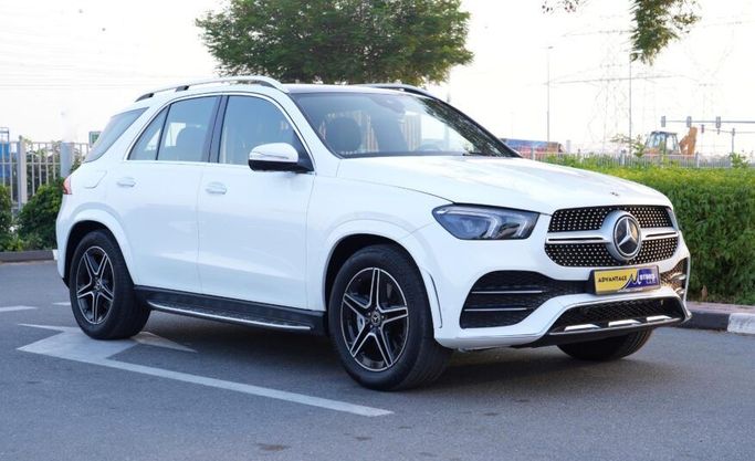 Подержанный Mercedes-Benz GLE 450 II (V167) Рестайлинг, 3.0 л, 2023 в Абу-Даби от Advantage Motors Белый цвет. GCC | AUTO.AE