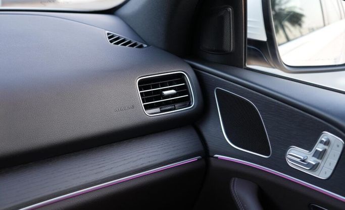 Подержанный Mercedes-Benz GLE 450 II (V167) Рестайлинг, 3.0 л, 2023 в Абу-Даби от Advantage Motors Белый цвет. GCC | AUTO.AE