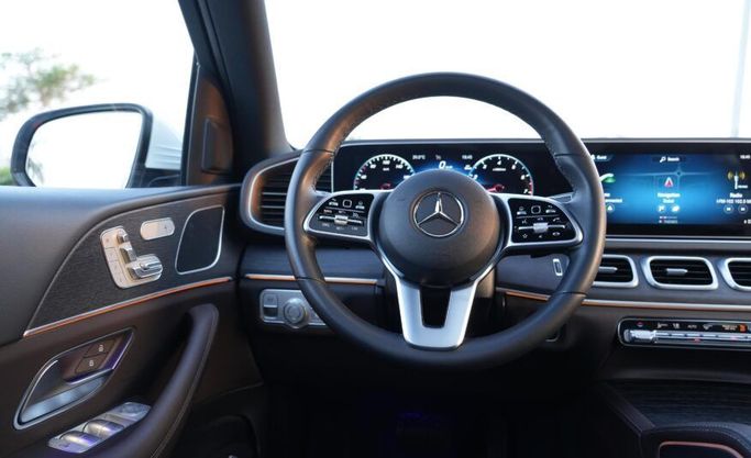 Подержанный Mercedes-Benz GLE 450 II (V167) Рестайлинг, 3.0 л, 2023 в Абу-Даби от Advantage Motors Белый цвет. GCC | AUTO.AE