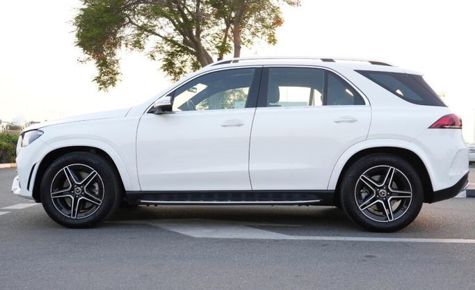 Подержанный Mercedes-Benz GLE 450 II (V167) Рестайлинг, 3.0 л, 2023 в Абу-Даби от Advantage Motors Белый цвет. GCC | AUTO.AE