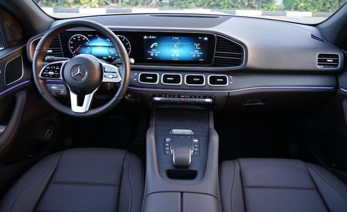 Подержанный Mercedes-Benz GLE 450 II (V167) Рестайлинг, 3.0 л, 2023 в Абу-Даби от Advantage Motors Белый цвет. GCC | AUTO.AE