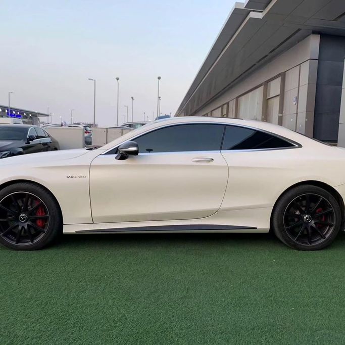 Подержанный Mercedes-Benz S-Class AMG 63 AMG III (W222, C217), 5.5 л, 2016 в Абу-Даби от Al Fajr Automobile showroom Белый цвет. Европейская | AUTO.AE