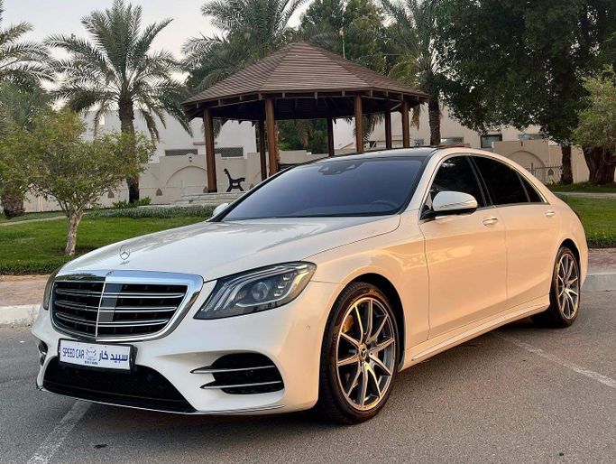 Подержанный Mercedes-Benz S-Class 560 VI (W222, C217) Рестайлинг, 4.0 л, 2018 в Абу-Даби от Speed Car Motors Белый цвет. GCC | AUTO.AE