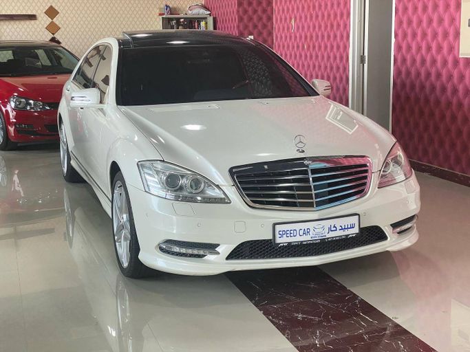 Used Mercedes-Benz S-Class 500 V (W221) Facelift, 5.5 l, 2011 in Abu Dhabi by Speed Car Motors, White color.  | AUTO.AE
